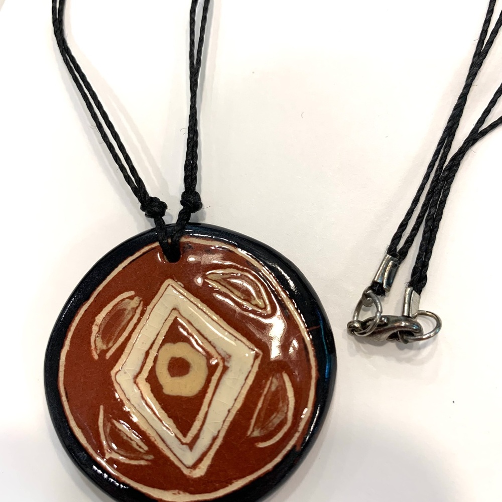 Ceramic pendant necklace in reddish-brown, cream, and black - Picture 2 of 3